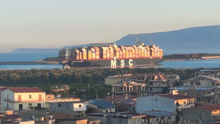 images Porto Gioia Tauro, prima l'apprensione per il fumo da una nave e poi l'attracco in sicurezza