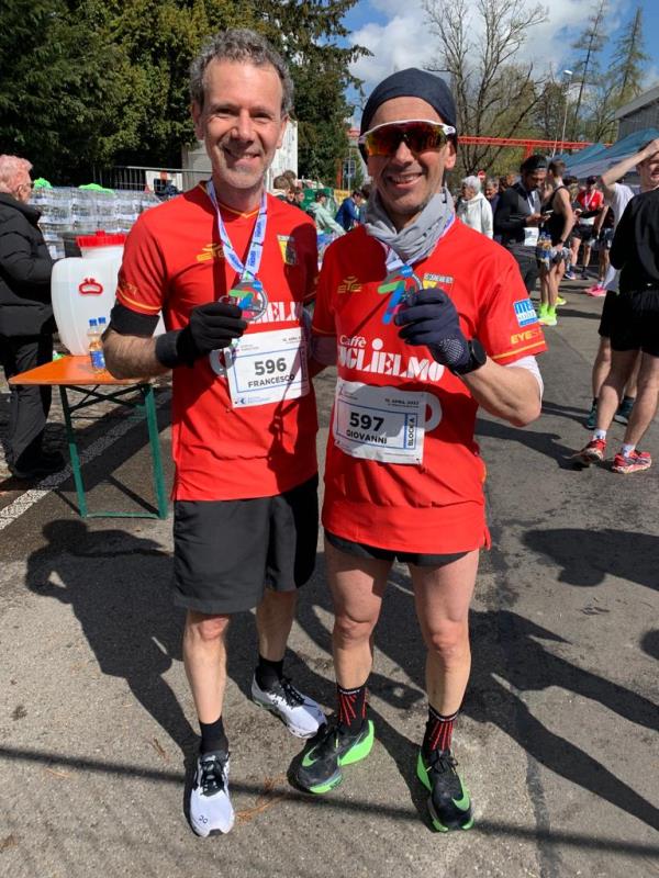 images Due catanzaresi con la maglia giallorossa alla maratona di Zurigo
