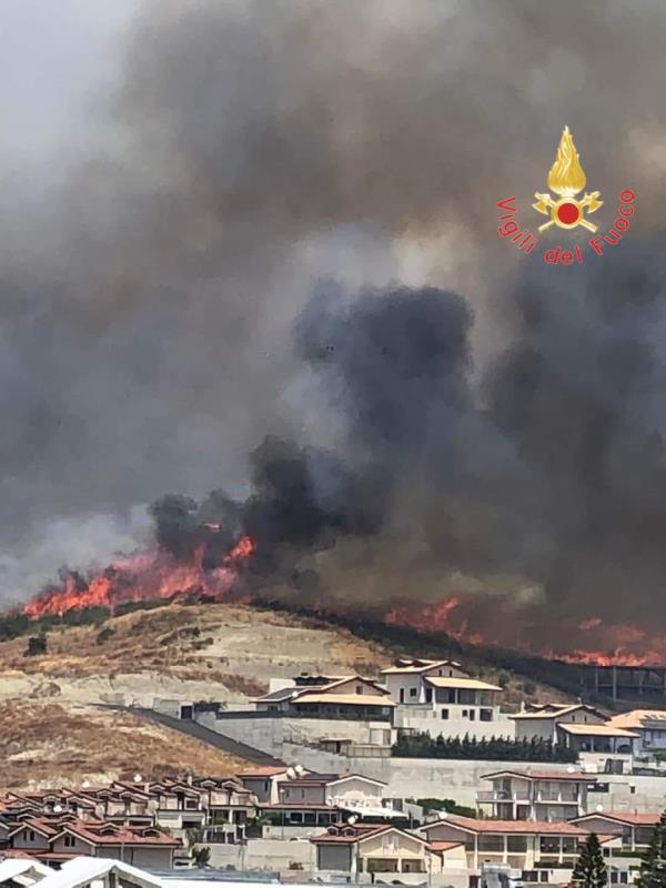images Catanzaro, circoscritto l'incendio in via Izzi de Falenta 