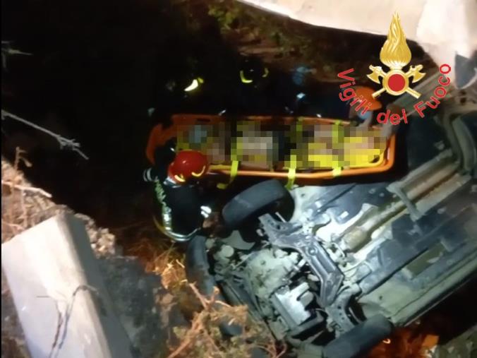images Cirò Marina, finisce con la sua auto in un burrone: anziano in ospedale 