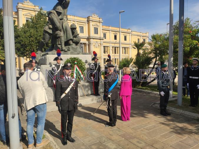 images Catanzaro, ancora un 4 novembre dinanzi un Monumento senza la Madre simbolo