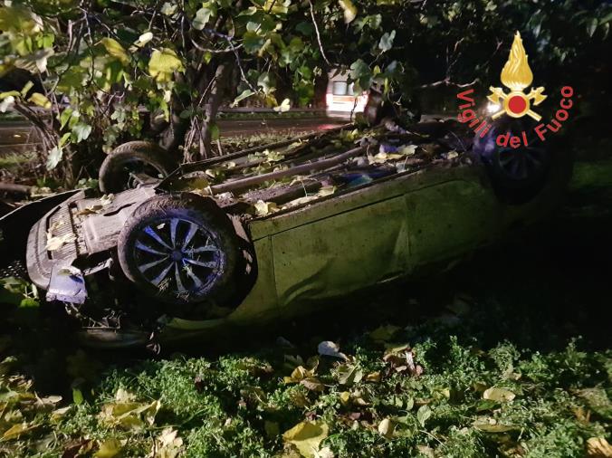 Auto fuori strada e ribaltata a Sellia Marina: feriti tre giovanissimi trasportati al Pugliese images Auto fuori strada e ribaltata a Sellia Marina: feriti tre giovanissimi trasportati al Pugliese