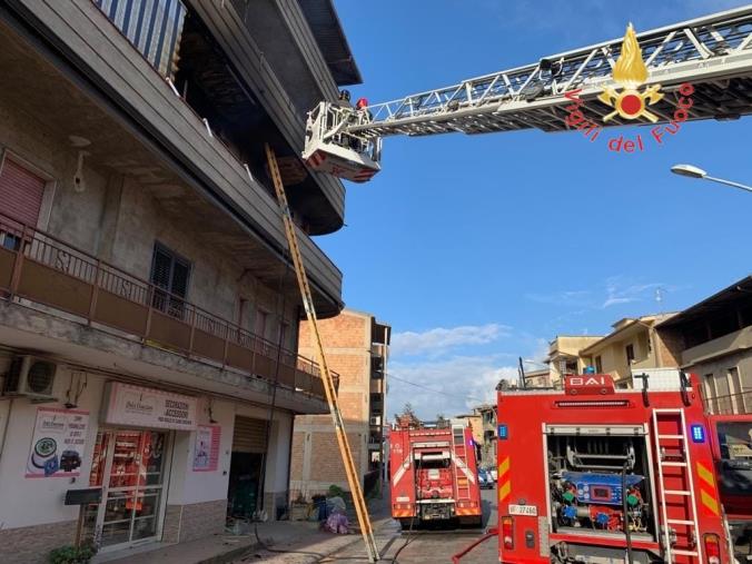 images In fiamme un'abitazione al terzo piano a Rosarno: una persona in ospedale 