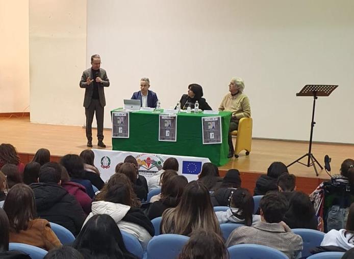 images Catanzaro, Gangemi e il su “Atomo inquieto” all’agorà del “De Nobili”