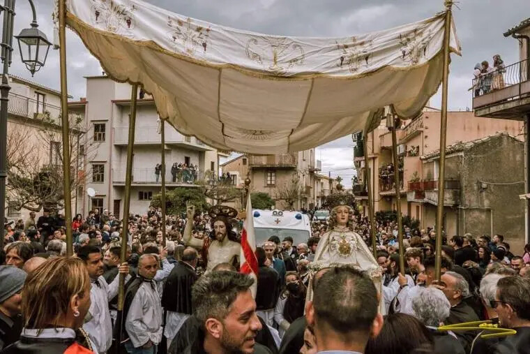 images Badolato, donna colta da un malore durante la Cunfrunta