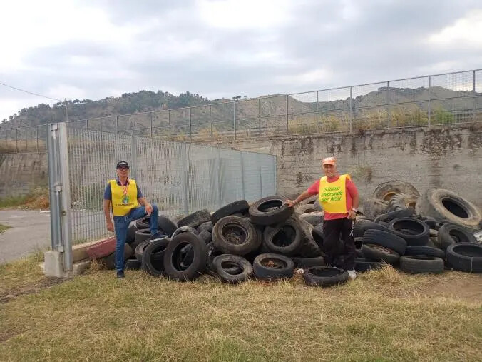 images "La Rete" di Squillace e Legambiente di Stalettì recuperano gli pneumatici usati