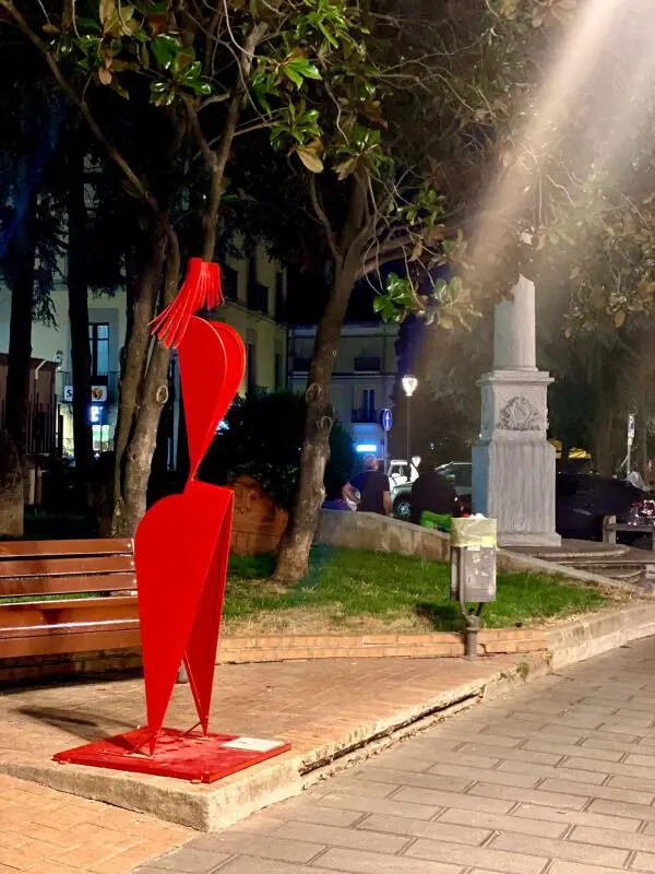 images Catanzaro, installata 'Donna Rossa': la nuova opera di Nuccio Loreti