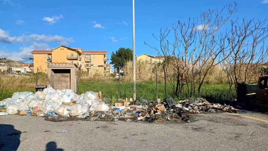 images Costanzo: "Nell'area parcheggio del Poliambulatorio nel quartiere Lido cumuli di rifiuti"