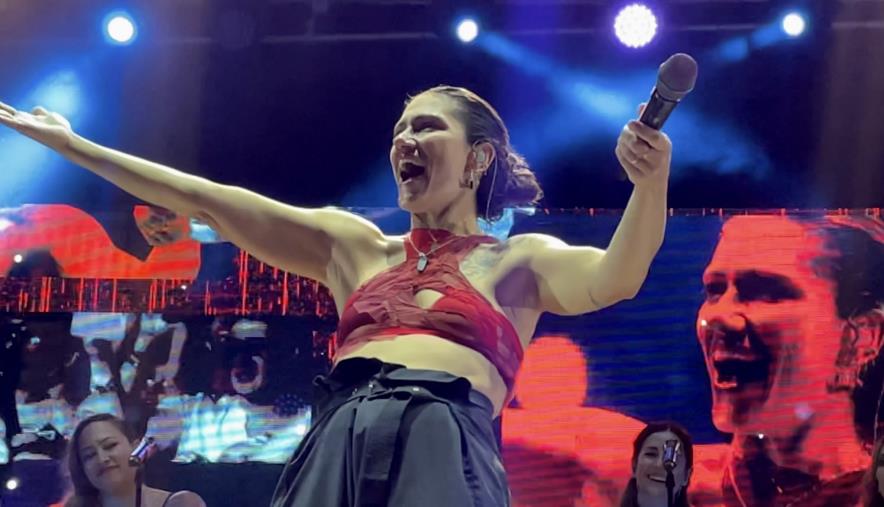 images La potente voce di Elisa travolge Roccella e chiude l'estate calabrese (VIDEO)