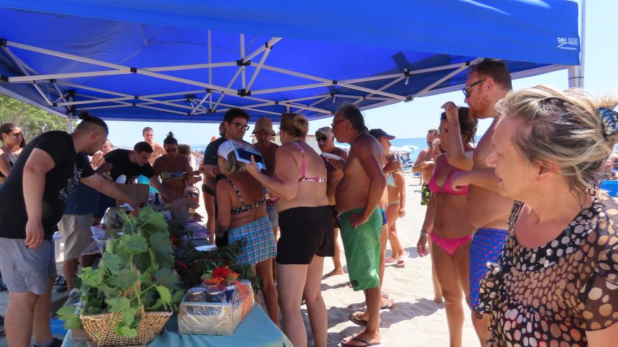 images Anpa, agricoltori in spiaggia a Simeri Crichi per far conoscere la difficile realtà del settore