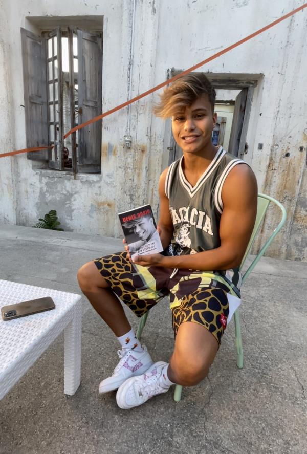 images Libri & bollicine. L'Ex Gieffino Denis Dosio presenta il nuovo libro a Soverato: "Nasce dalla voglia di aiutare i miei fan"