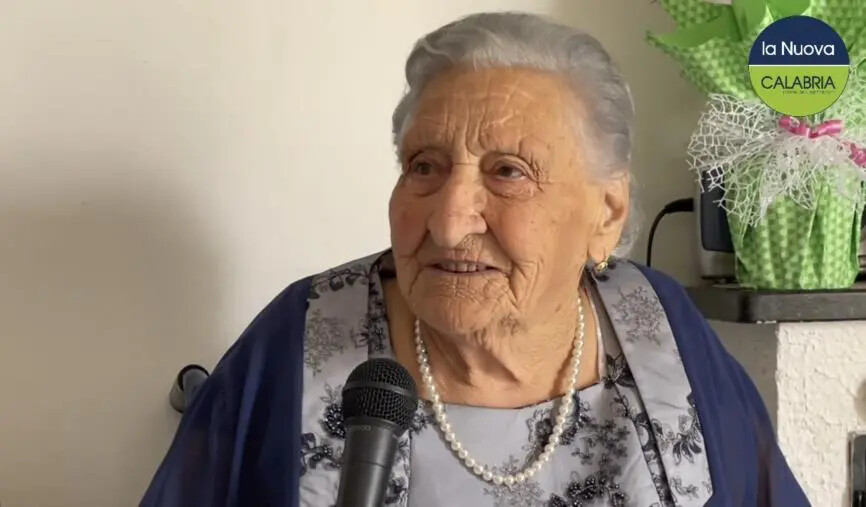 Nonna Francesca spegne 100 candeline, grande festa a Simeri Crichi: l'intervista (VIDEO) images Nonna Francesca spegne 100 candeline, grande festa a Simeri Crichi: l'intervista (VIDEO)