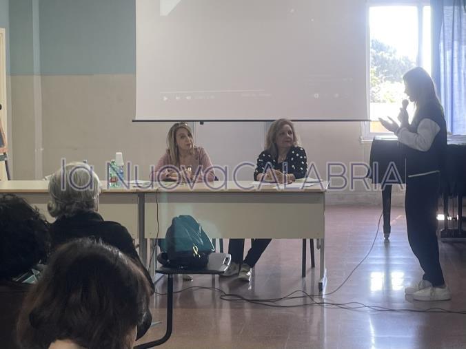 Progetto Gutenberg, la giornalista Isa Grassano al Galluppi presenta "Come un fiore sul quaderno" images Progetto Gutenberg, la giornalista Isa Grassano al Galluppi presenta "Come un fiore sul quaderno"