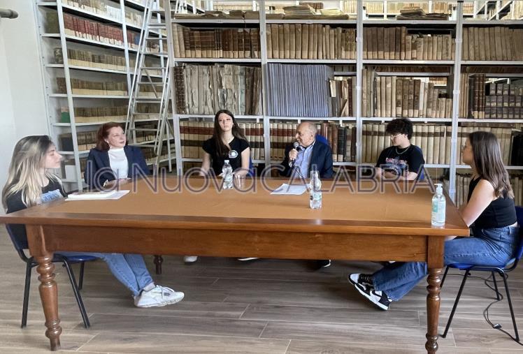 “Eroine”: confronto a più voci con lo scrittore Vinicio Leonetti al Liceo Classico Galluppi images “Eroine”: confronto a più voci con lo scrittore Vinicio Leonetti al Liceo Classico Galluppi