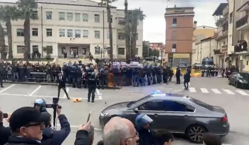 Giorgia Meloni arriva a Cutro, i manifestanti urlano "assassini" e lanciano peluche images Giorgia Meloni arriva a Cutro, i manifestanti urlano "assassini" e lanciano peluche