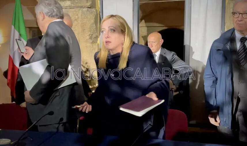 images Meloni assediata dalla stampa: “Cordoglio a familiari vittime? Per me possiamo andare...”