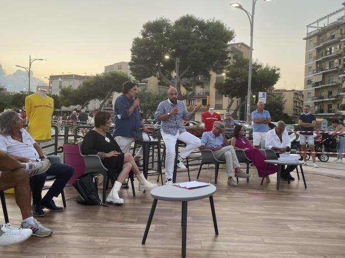images Il ritrovo delle vecchie glorie del Catanzaro in serie A alla terrazza Saliceti. Il dg Foresti: "Fiducioso per la B"