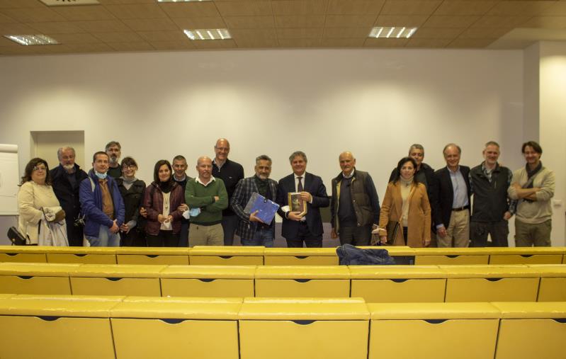 images Mancuso dona la bandiera dell'Europa agli ufficiali del III Raduno AUC PUMA della scuola del Genio dell’esercito 