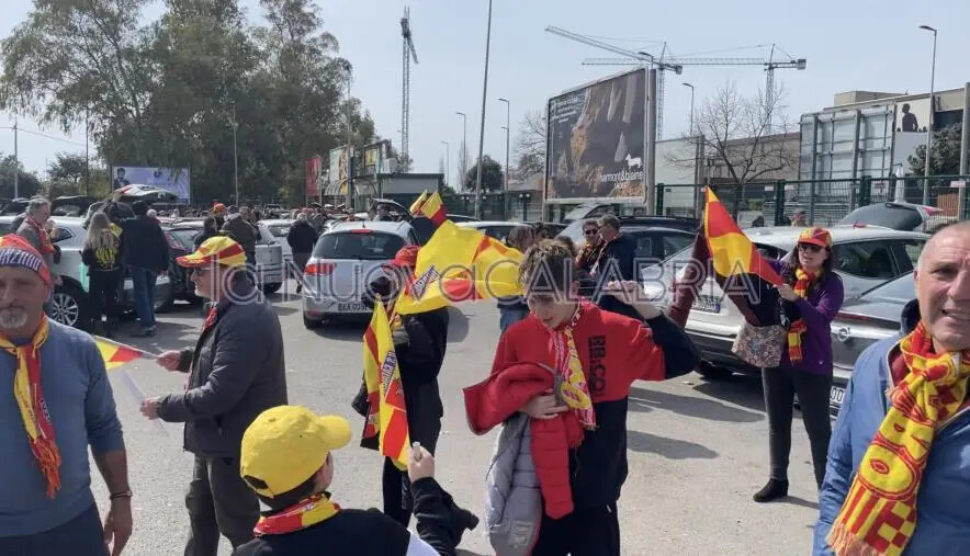 Gelbison-Catanzaro, la carica dei 10 mila raggiunge l'Arechi di Salerno (VIDEO) images Gelbison-Catanzaro, la carica dei 10 mila raggiunge l'Arechi di Salerno (VIDEO)