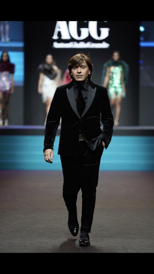 images Moda, lo stilista lametino Anton Giulio presenta la sua nuova collezione di Alta Moda alla "Fashion week" di Torino