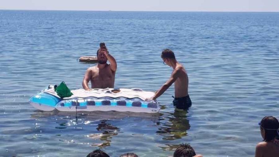 images Crotone, indagato prete che ha celebrato Messa in mare: «Non era mia intenzione banalizzare»