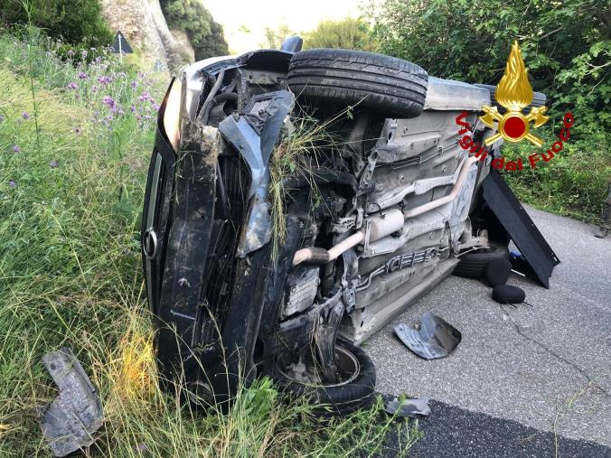 images Falerna. Auto si ribalta: uomo trasportato in ospedale con l'elisoccorso 