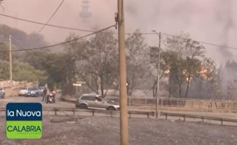 images Incendio nell'area della pineta di Siano: fiamme incontrollate e famiglie evacuate