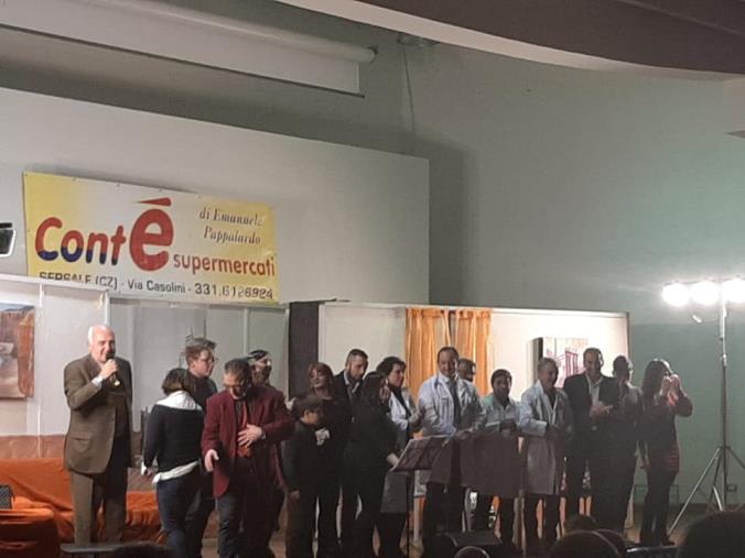 “I tickets aumentanu … e liste s’allonganu e lee menti emigranu …”. Lo sfascio della sanità nella commedia di Teatrarci all'auditorium di Catanzaro (VIDEO) images “I tickets aumentanu … e liste s’allonganu e lee menti emigranu …”. Lo sfascio della sanità nella commedia di Teatrarci all'auditorium di Catanzaro (VIDEO)