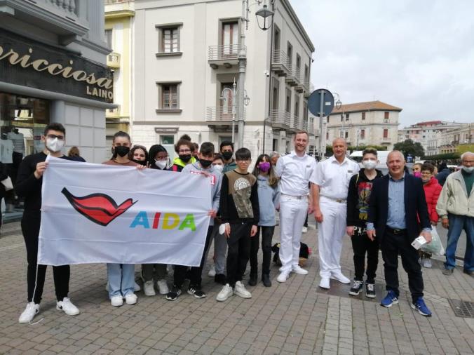images Crotone, successo ed entusiasmo per l’accoglienza della nave Aida