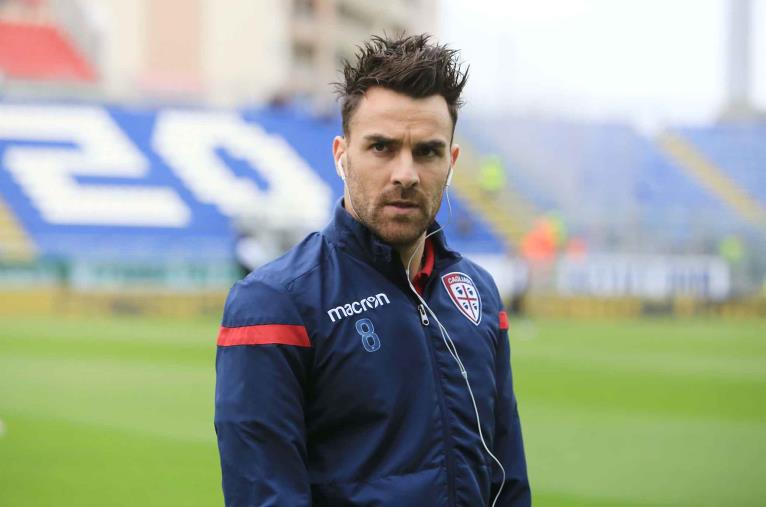 images Calcio. Il Crotone ha ingaggiato il centrocampista Cigarini&nbsp;