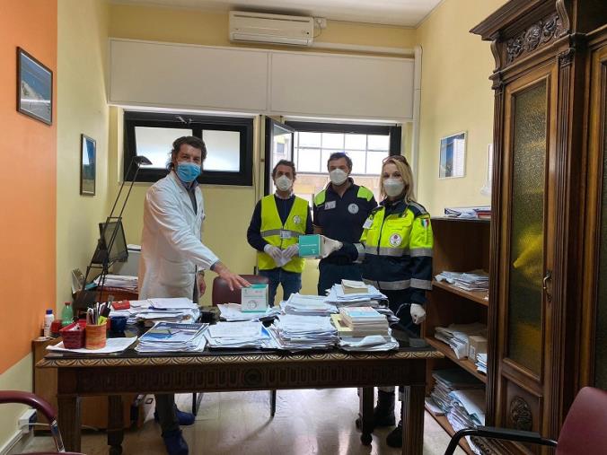 La "Food tech srls" di Cropani dona dispositivi di protezione individuale ai sanitari del "Pugliese": la consegna da parte della Prociv comunale images La "Food tech srls" di Cropani dona dispositivi di protezione individuale ai sanitari del "Pugliese": la consegna da parte della Prociv comunale