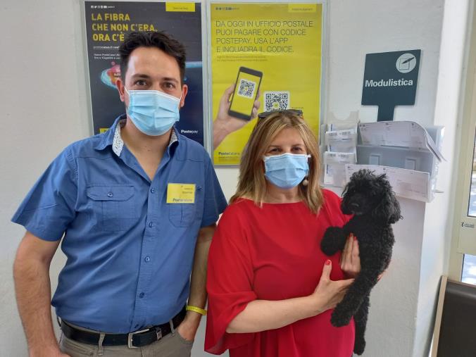 images Catanzaro. Signora di Andali sottoscrive una polizza alle Poste per la sua Molly, barboncino di 8 anni
