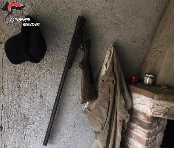 Un fucile a doppietta fungeva da "attaccapanni”: un arresto nel Reggino images Un fucile a doppietta fungeva da "attaccapanni”: un arresto nel Reggino