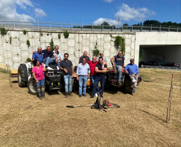 Trasversale delle Serre, produttori corilicoli in azione per la pulizia della rotonda all’uscita Cardinale-Torre images Trasversale delle Serre, produttori corilicoli in azione per la pulizia della rotonda all’uscita Cardinale-Torre