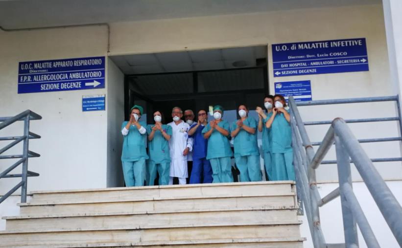 Coronavirus. I due pazienti lombardi tornano a casa. Commovente saluto di medici e operatori dell'ospedale "Pugliese" images Coronavirus. I due pazienti lombardi tornano a casa. Commovente saluto di medici e operatori dell'ospedale "Pugliese"