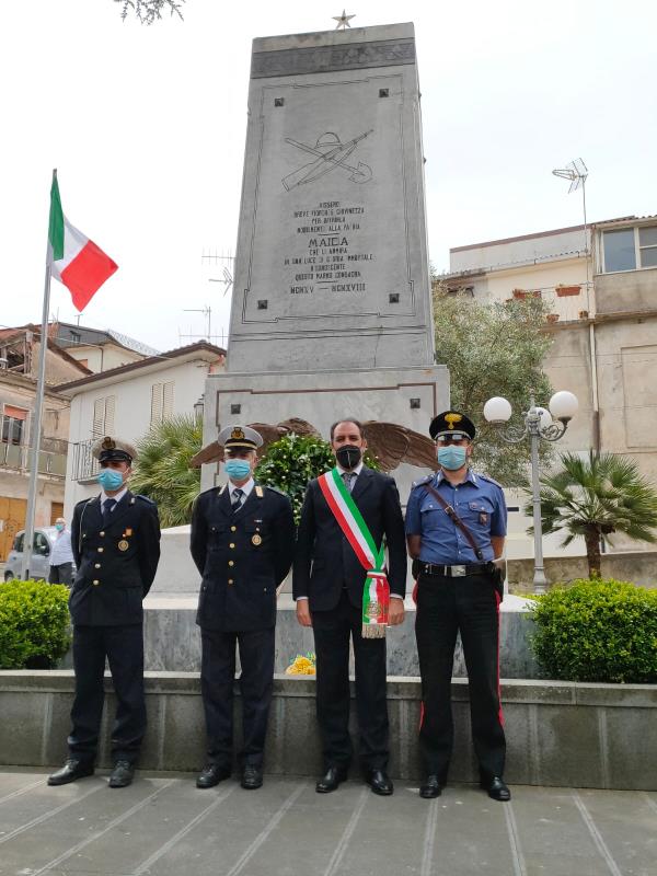 Maida. Festa della Repubblica, il sindaco Paone consegna una copia della Costituzione ai neo diciottenni images Maida. Festa della Repubblica, il sindaco Paone consegna una copia della Costituzione ai neo diciottenni