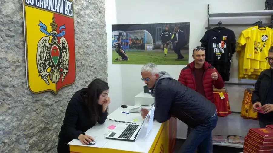 Catanzaro-Foggia: fila alle prevendite per una nuova festa giallorossa, ma salta il bus scoperto images Catanzaro-Foggia: fila alle prevendite per una nuova festa giallorossa, ma salta il bus scoperto