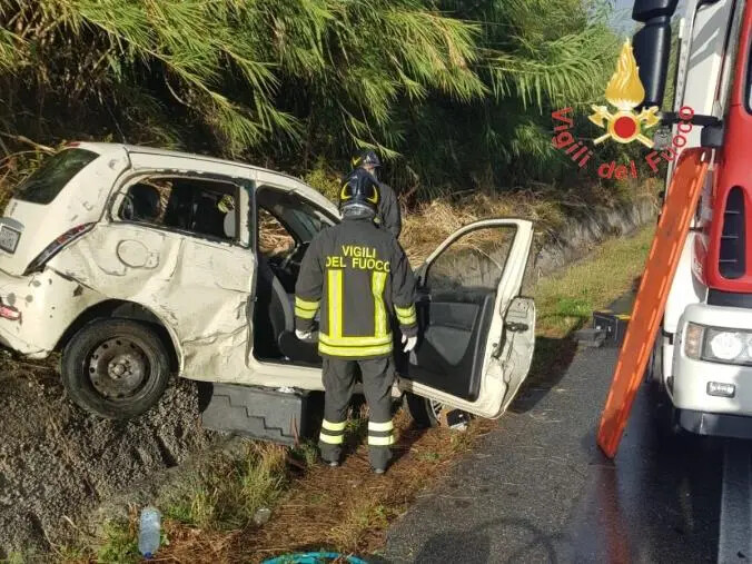 images Perde il controllo della sua utilitaria e finisce fuori strada: ferita una donna a Sellia Marina