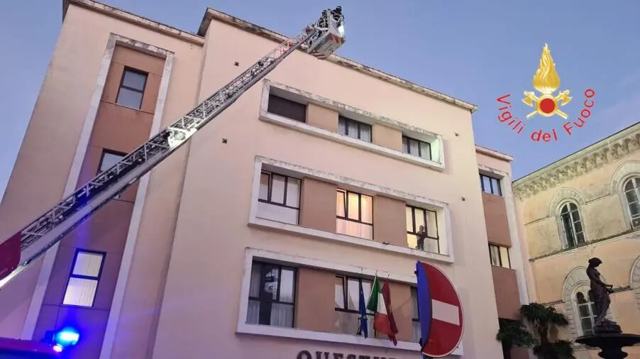 images Cadono calcinacci dal Palazzo della Questura di Catanzaro: Vigili del Fuoco in azione