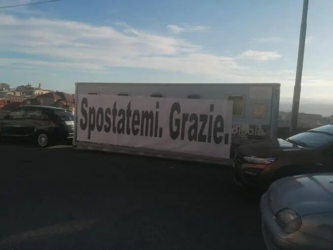 "Spostatemi grazie", il nuovo cassonetto di via Piave chiede aiuto: non vuole intralciare la vista ai Catanzaresi images "Spostatemi grazie", il nuovo cassonetto di via Piave chiede aiuto: non vuole intralciare la vista ai Catanzaresi