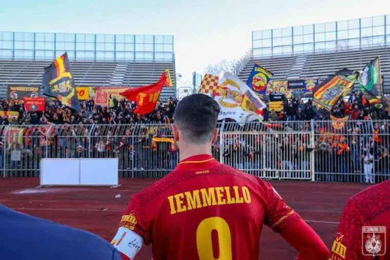 I 1500 ospiti giallorossi al "Garilli" di Piacenza assiepati "in un settore fatiscente": la denuncia di un tifoso images I 1500 ospiti giallorossi al "Garilli" di Piacenza assiepati "in un settore fatiscente": la denuncia di un tifoso