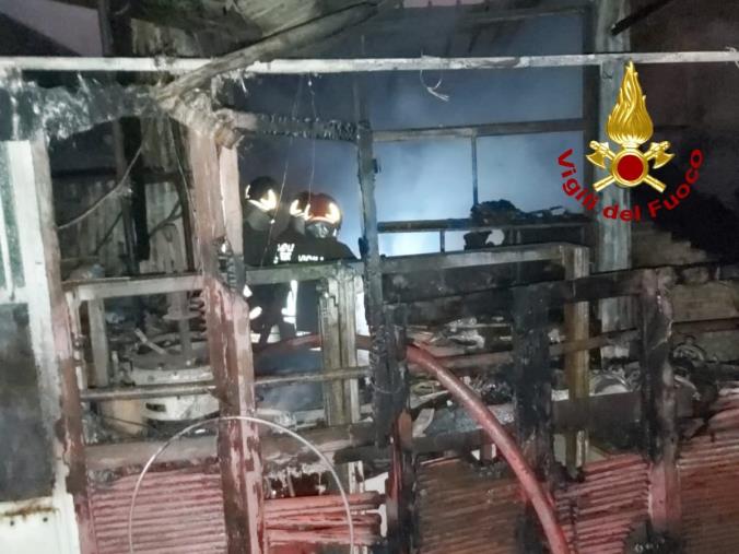 images Chiaravalle centrale. In fiamme un deposito di materiale per carpenteria 