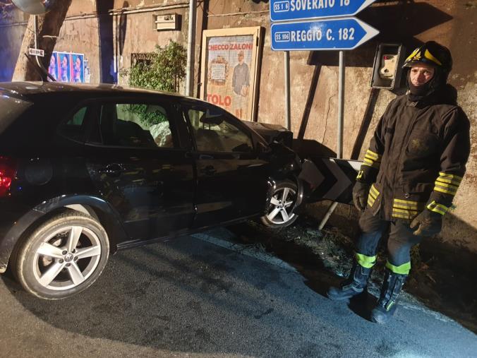 Auto si schianta contro un muro a Borgia, quattro i ragazzi feriti: due in prognosi riservata images Auto si schianta contro un muro a Borgia, quattro i ragazzi feriti: due in prognosi riservata
