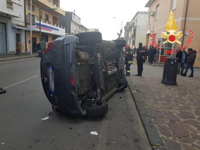 images Perde il controllo dell'auto urtando un albero e si ribalta sulla strada: due i feriti lievi in un incidente a Botricello