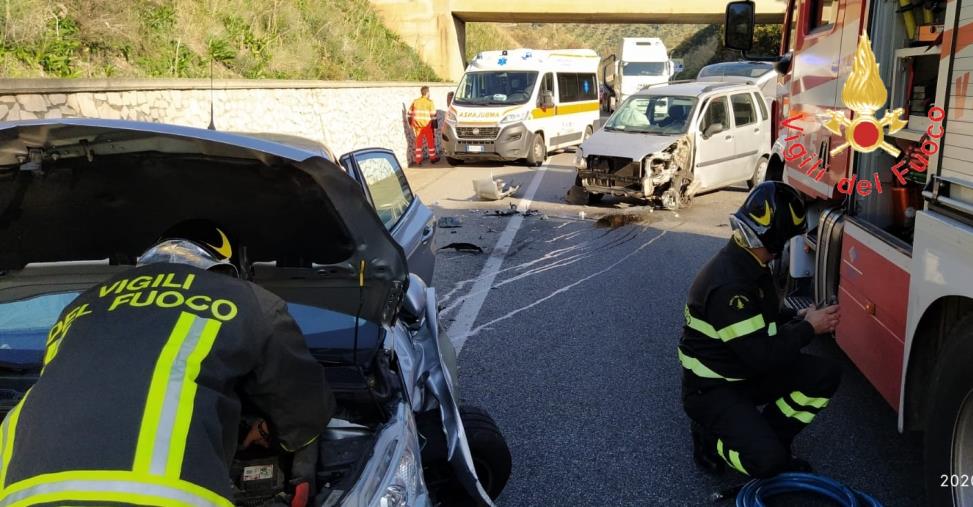Scontro tra due auto a Stalettì: disagi alla viabilità images Scontro tra due auto a Stalettì: disagi alla viabilità