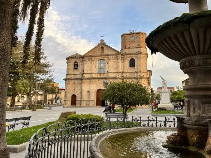 Borgia, lo storico Cinema Fusto si trasforma in teatro per ospitare Innesti Contemporanei images Borgia, lo storico Cinema Fusto si trasforma in teatro per ospitare Innesti Contemporanei
