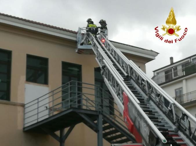 Pioggia e vento flagellano la Calabria. A Vibo Valentia scoperchiato il tetto di una scuola images Pioggia e vento flagellano la Calabria. A Vibo Valentia scoperchiato il tetto di una scuola