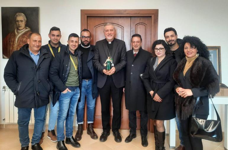 images Coldiretti, consegnata ai vescovi Nostro e Bonanno la statuina del Presepe 2022: la florovivaista