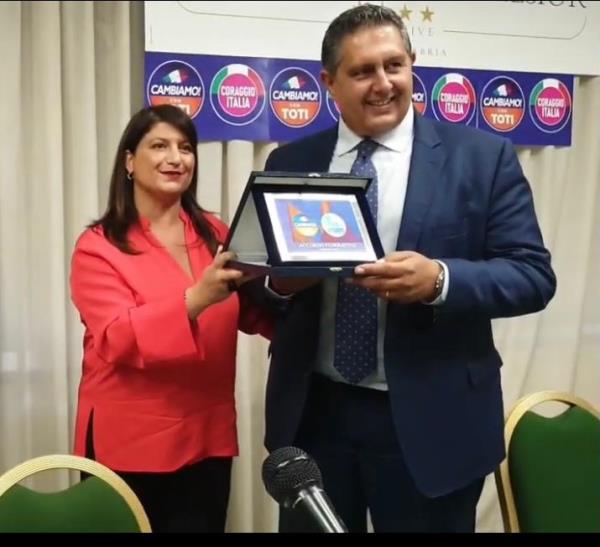 images La presidente di "Insieme per il Meridione", Tiziana Demma, sigla l'accordo con "Cambiamo con Toti" consegnando un'opera del maestro Rizzi 