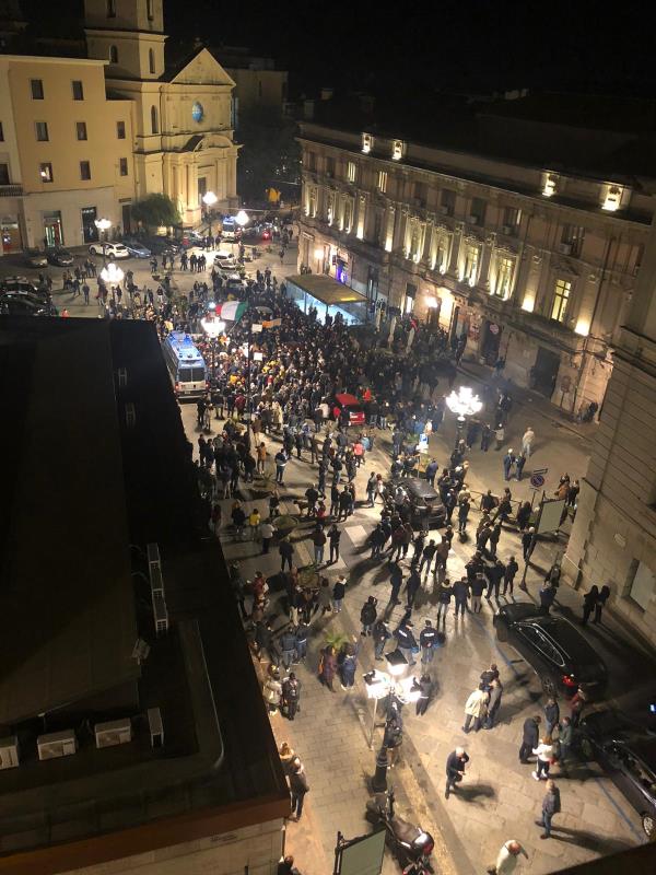 images "Ne´ Destra ne´ Sinistra: Giustizia Sociale", la protesta in piazza a Catanzaro (FOTO E VIDEO)